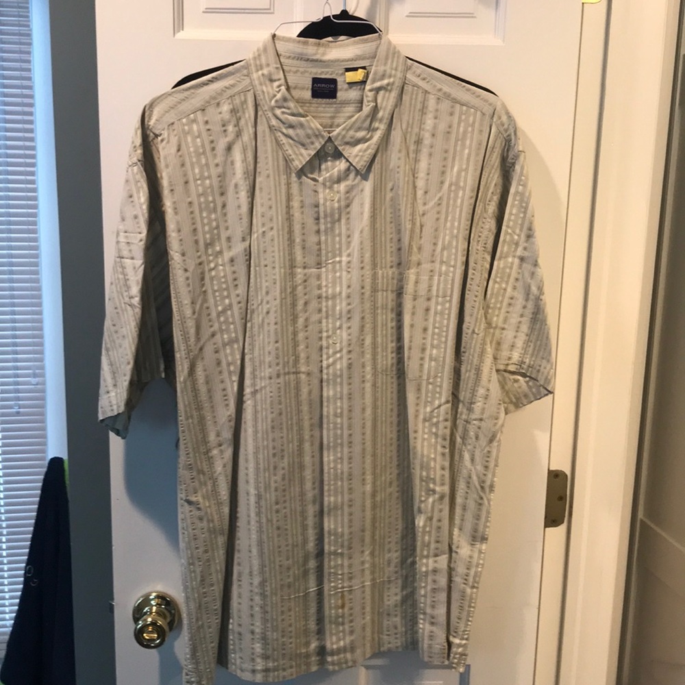 Green short sleeve collared shirt